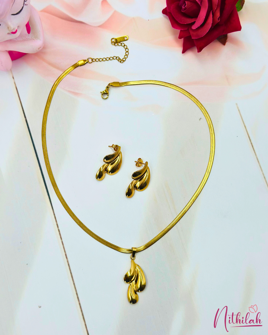 Gold Tone Necklace and Earring Set – Detail View