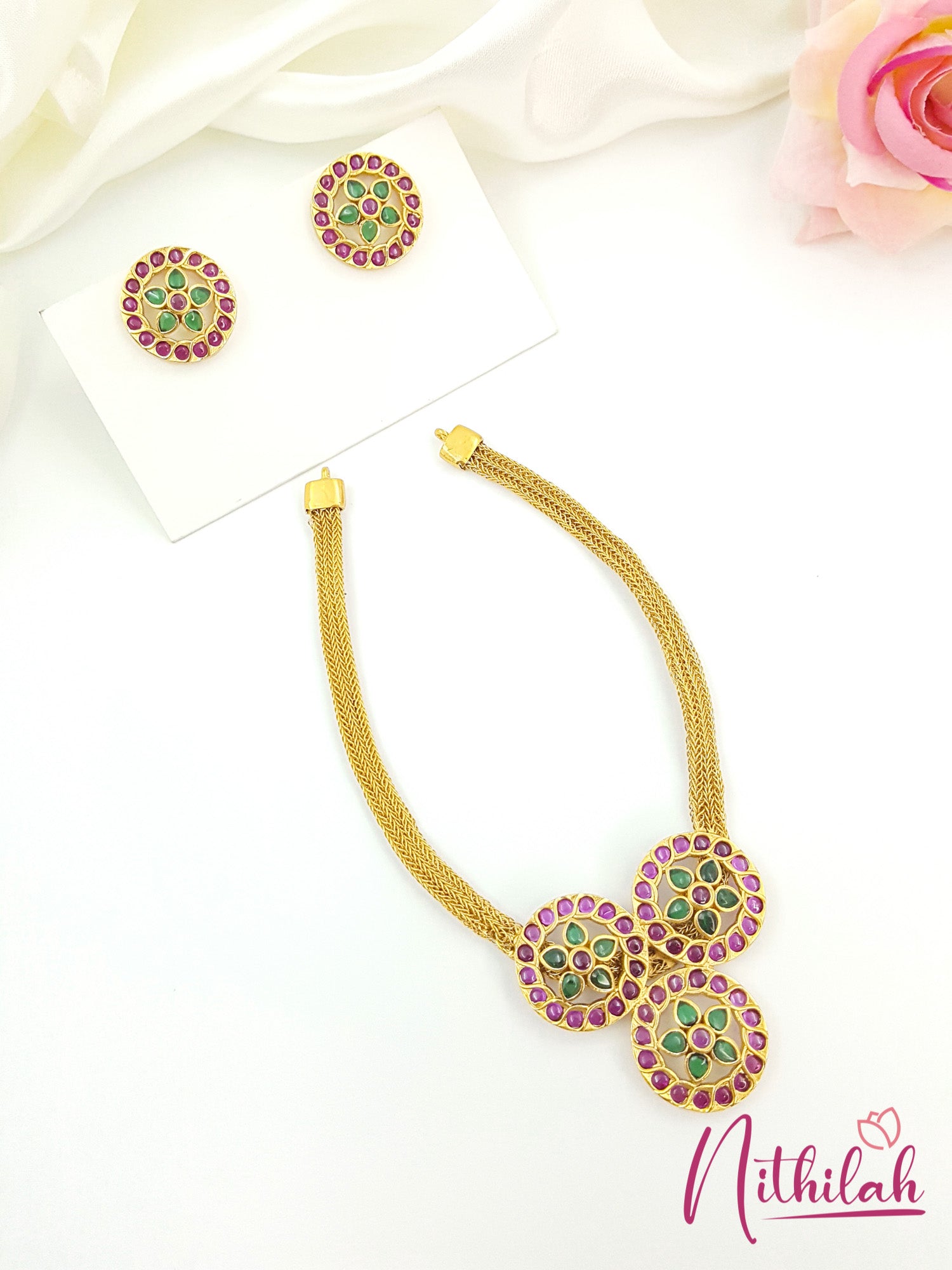 TRADITIONAL FLOWER ROUND DESIGN NECKLACE